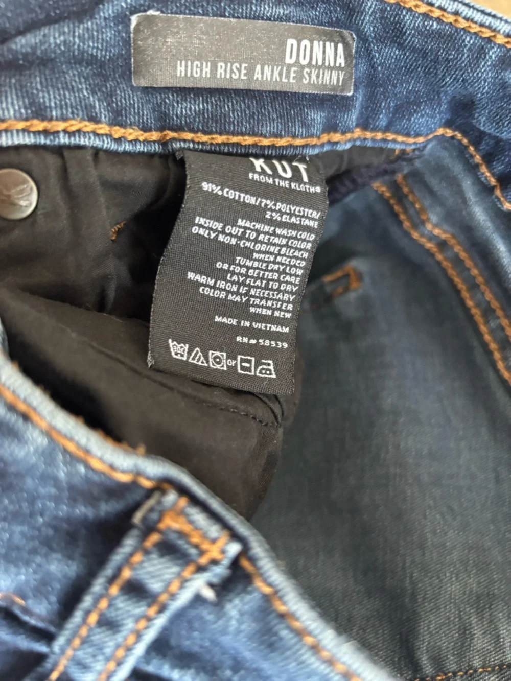 Kut from the Kloth Donna Dark Indigo Skinny Jeans size 8 in excellent condition